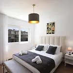 Pearl - In A Luxury Apartamento